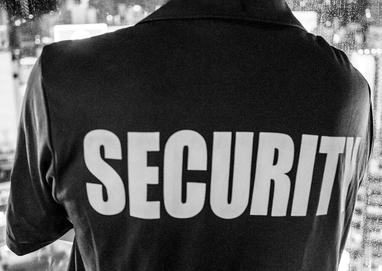 Addetto alla sicurezza che controlla